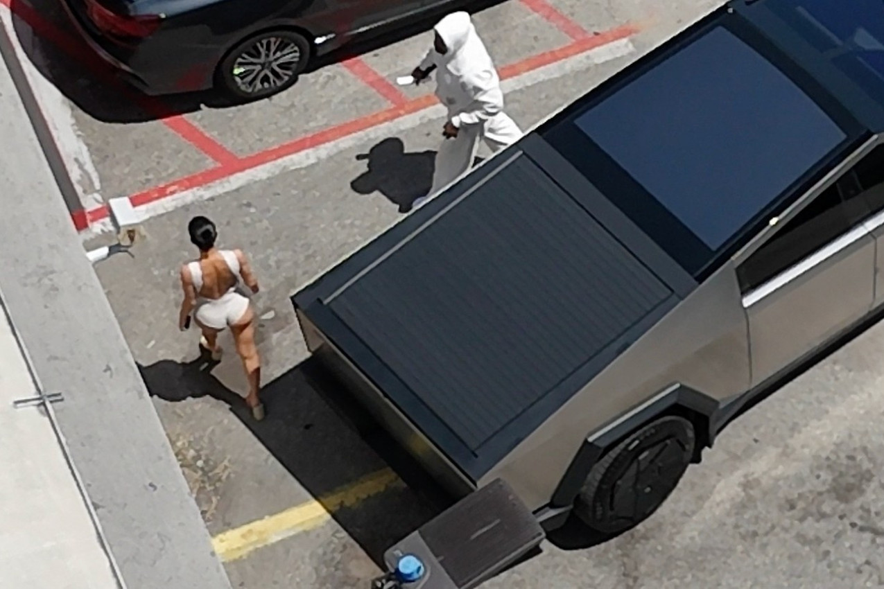 RAZVRATNA DEVOJKA SLAVNOG REPERA OBUKLA SAMO OVO: Zadnjica joj sevnula, a njih dvoje opet prave haos