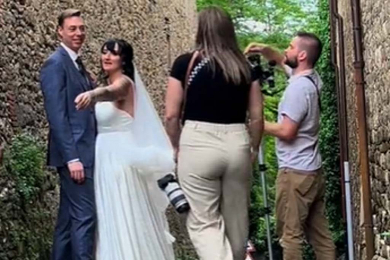 HTELI SU DA OVEKOVEČE FOTKAMA VENČANJE, A ONDA SE DESILO OVO: Nepoznati čovek je prišao i šokirao mladu jednim potezom