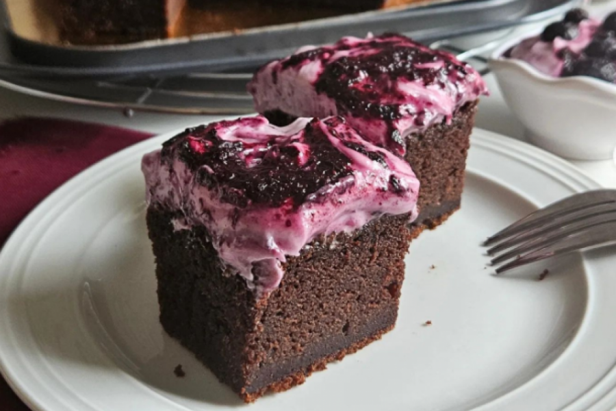 ČOKOLADNI KOLAČ SA BOROVNICAMA: Sočan i mekan, a oduševiće svakog!