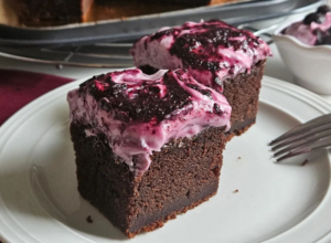 ČOKOLADNI KOLAČ SA BOROVNICAMA: Sočan i mekan, a oduševiće svakog!