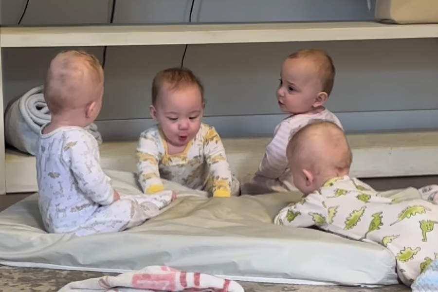 ZATEKLA JE SVOJE ČETVORKE U SOBI I ZANEMELA: Bebe su sedele kao odrasli ljudi i gledali su samo u njega! On je fenomen!