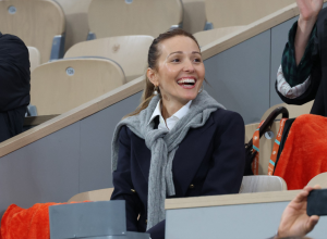 ŠIK IZDANJE JELENE ĐOKOVIĆ SA ROLAN GAROSA: Nosi 3 modna klasika i izgleda kao zvezda - a ovaj detalj je očarao sve