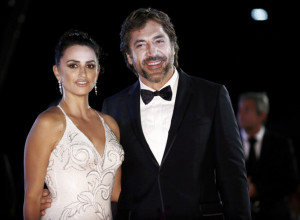 ČUVENI GLUMAC NE TRPI PROVOKACIJE: Na pitanje o slavnoj supruzi poslao je jasnu poruku u samo 4 reči