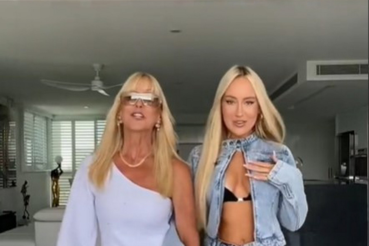 MOJA MAMA IZGLEDA KAO AVION: Ljudi u neverici trljaju oči, ne zna se ko je majka, a ko ćerka (FOTO)