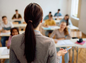 "DOSTA MI JE RODITELJA, NISAM NIČIJA DADILJA": Nastavnici prekipelo i posle 24 godine dala otkaz u školi