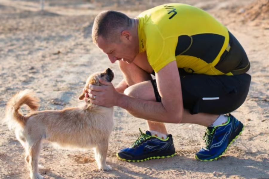 MARATONAC U PUSTINJI NAIŠAO NA PSA: Usledilo je nešto čemu se nije nadao, pa je završio u suzama! (VIDEO)