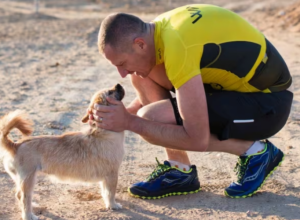 MARATONAC U PUSTINJI NAIŠAO NA PSA: Usledilo je nešto čemu se nije nadao, pa je završio u suzama! (VIDEO)