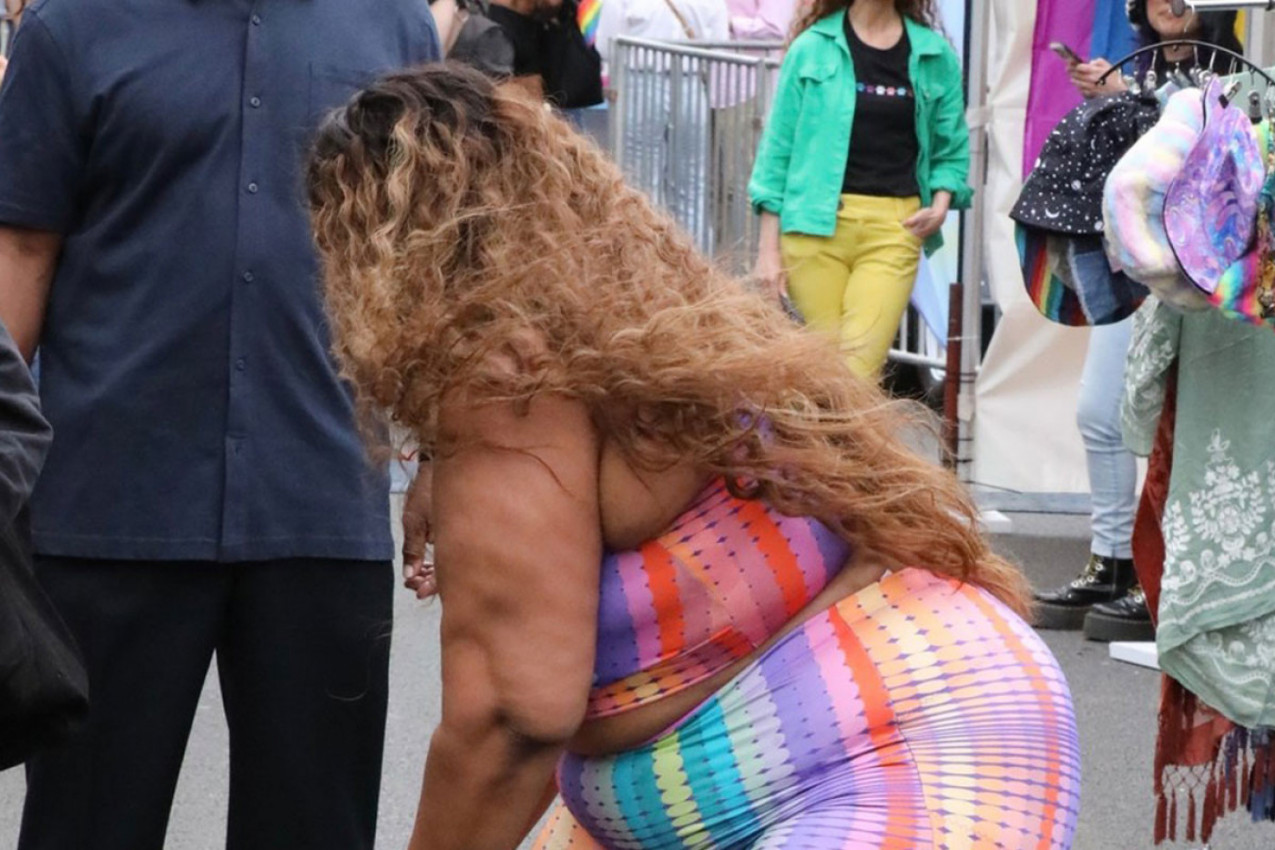 IMA 140 KG I NE MARI ZA VAŠE KOMENTARE: Uske helanke, kratak topić, sve kipi - a ona ne skida osmeh s lica!