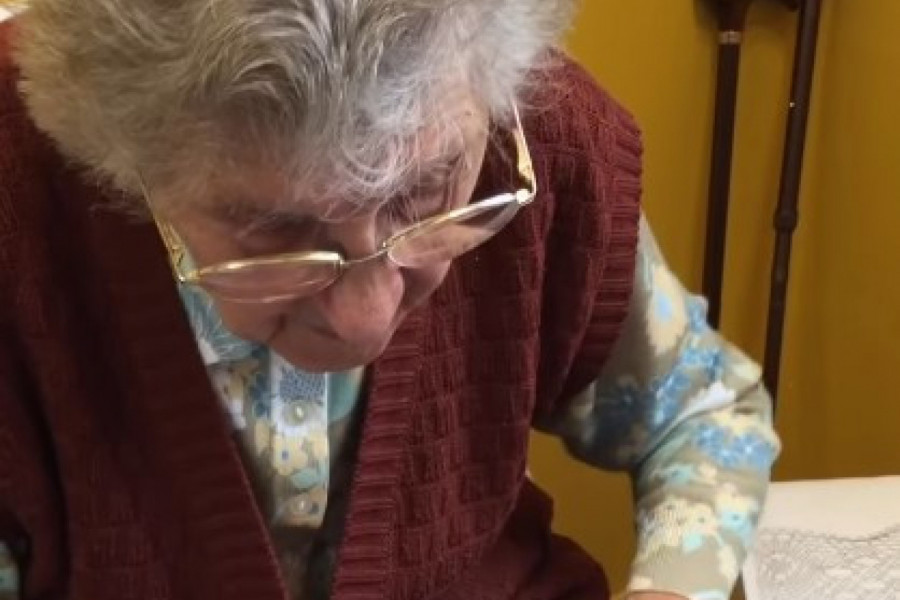 PRSTI OVE BAKE LETE NA SVE STRANE: Nikom nije jasno šta radi, a ona zaboravljeni zanat pretvara u umetnost