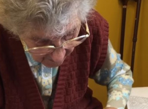 PRSTI OVE BAKE LETE NA SVE STRANE: Nikom nije jasno šta radi, a ona zaboravljeni zanat pretvara u umetnost