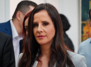 TAMARA VUČIĆ JE U HIT KOMADU OČARALA BEOGRAD: Klasičnu crnu kombinaciju razbila je detaljem koji svi želimo u ormanu