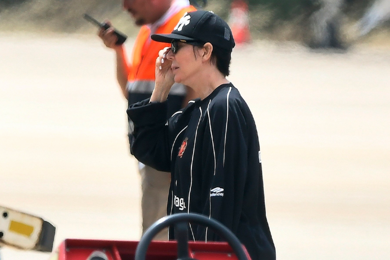 MAMA SLAVNIH STARLETA POKAZALA BUJNO POPRSJE, SVI SU U ŠOKU: Ima skoro 70 godina i ovako se blamira, nema smisla!