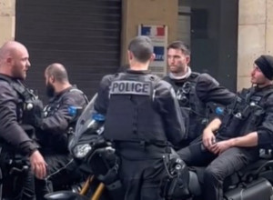 ŠTA JE POTREBNO DA BUDEM UHAPŠENA? Zgodni policajci napravili pometnju, žene potpuno odlepile - sve hoće lisice na ruke!