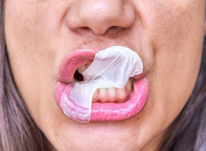 KAŽU DA ŽVAKA OSTAJE U STOMAKU 7 GODINA: Evo šta se zapravo desi ako je progutate i koji su rizici po zdravlje