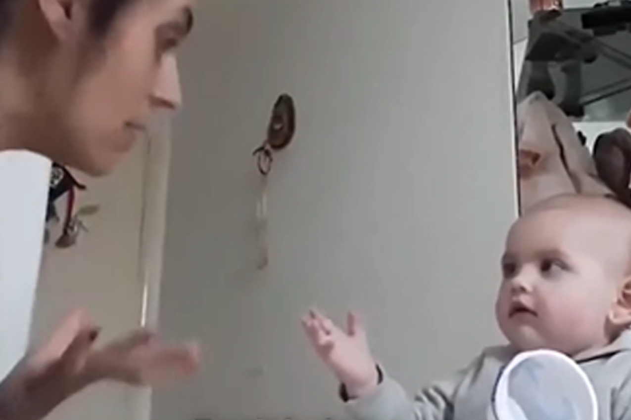 MAMA JE UBEĐIVALA BEBU DA JEDE, A DOBILA JE ŠOK ODGOVOR: Maše rukama kao da je odrasla, svima jasno šta joj smeta!