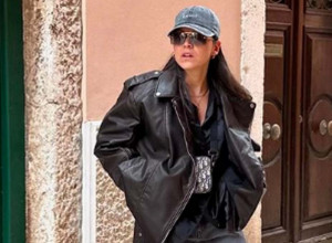 RASPEVANA TETKA ZALUDELA SVET: Lepotica pleni harizmom i dobrim raspoloženjem! (VIDEO)