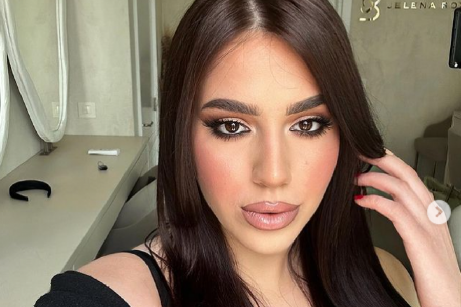 ĆERKA ZDRAVKA ČOLIĆA PONOVO PROVOCIRA: Selfi iz automobila na kome je do kraja raskopčala košulju mami na greh! (FOTO)