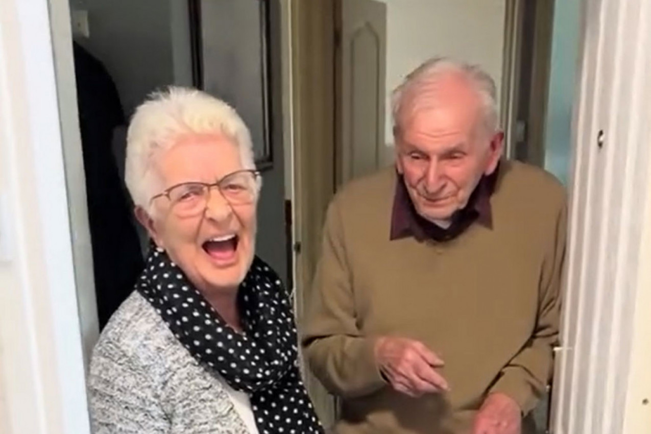 LARA JE POKUCALA NA VRATA KOMŠIJAMA: Vremešni par je zanemeo kad ju je ugledao! (VIDEO)!