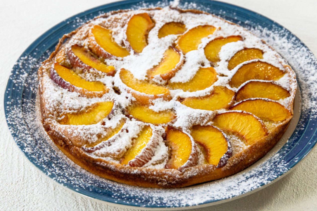 LETNJI KOLAČ OD BRESAKA: Lagan i osvežavajući kao stvoren za vrele dane