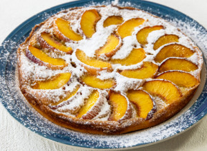 LETNJI KOLAČ OD BRESAKA: Lagan i osvežavajući kao stvoren za vrele dane