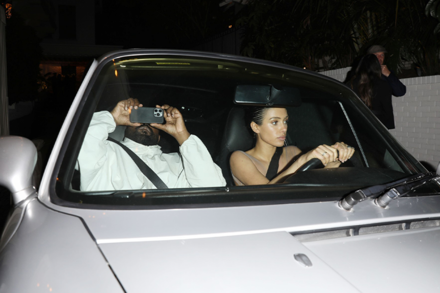 KONTROVERZNI PAR PONOVO ŠOKIRA U ITALIJI: Obukla kesu za smeće i obmotala glavu, vraćaju se na mesto zločina!