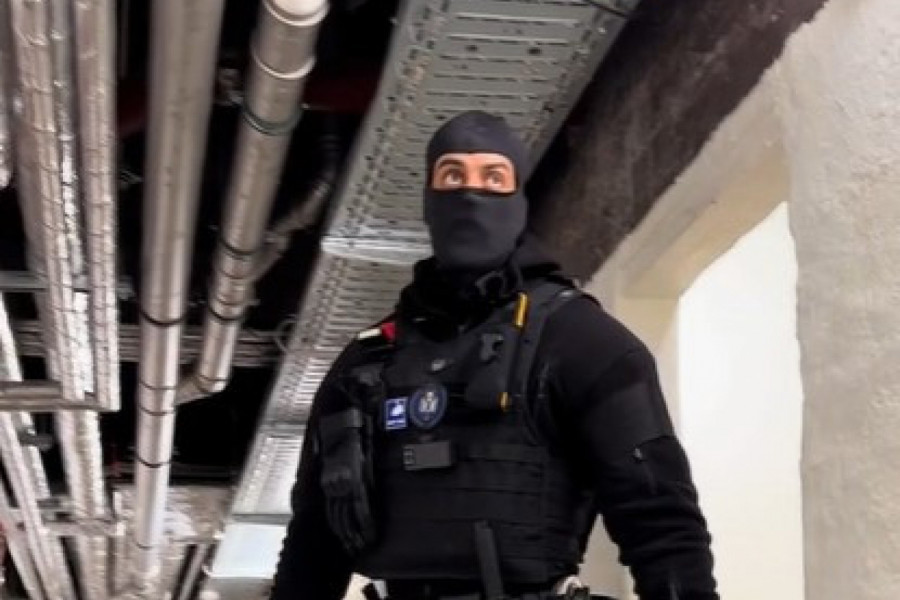 KAD OVAJ POLICAJAC NAIĐE ŽENAMA KOLENA KLECAJU - ALI NE OD STRAHA: Da li je moguće da ovakav frajer hoda među smrtnicima?