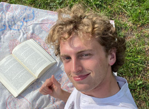 RUS SE DOSELIO NA BELJANICU DA GAJI OVCE: Tečno govori sprski, pravi sir, a uveče obuče smoking i pleše valcer na balu