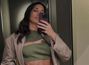 JELISAVETA ORAŠANIN U HALJINI BEZOBRAZNO DUBOKOG ŠLICA: Da li iko pomno prati predstave u kojima je ona ovakva? (FOTO)