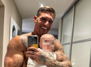 OVAJ TATA IZGLEDA KAO DA JE GRČKI BOG SIŠAO SA OLIMPA: Sinčić mu je centar sveta, a žene ga zbog toga još više vole!