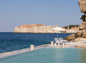 NAJLEPŠI KAMENI BAZEN SE NALAZI TIK UZ MORE U DUBROVNIKU: U njemu se kupala i Elizabet Tejlor, a evo zašto je atrakcija!