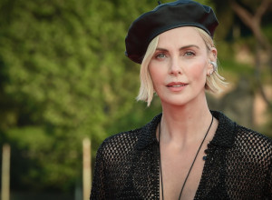 SAKO, GOLA KOŽA I BRUS - ULTRA IZAZOVNA KOMBINACIJA: Slavna glumica ima skoro 50 i mlađim koleginicama diktira tempo!