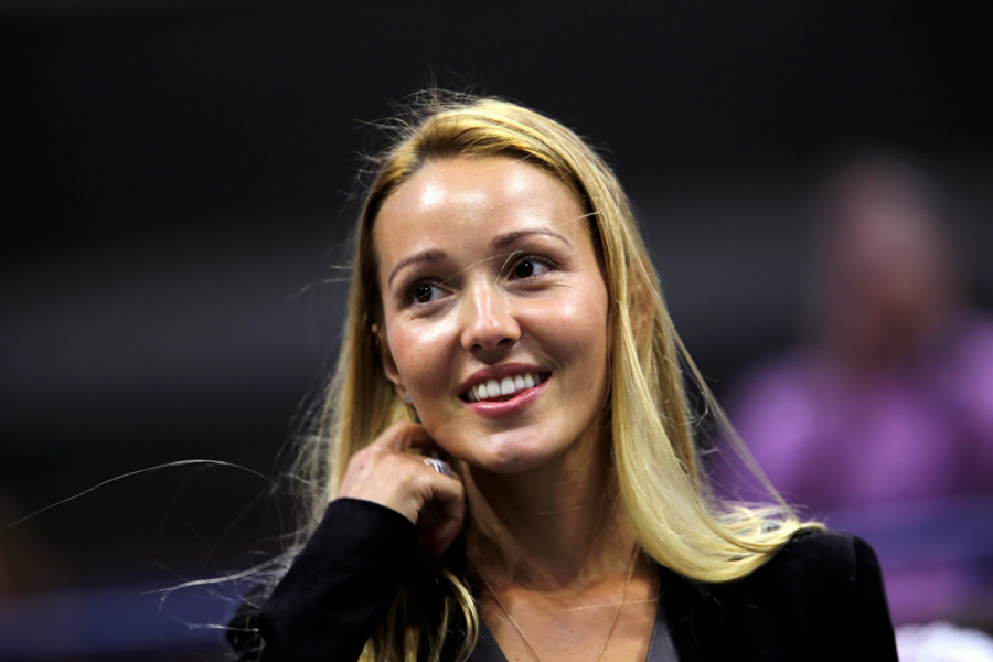 JELENA I NOVAK PROSTO SIJAJU ZAJEDNO: Njena duga haljina odiše otmenošću, dok su ove papuče u trendu već godinama