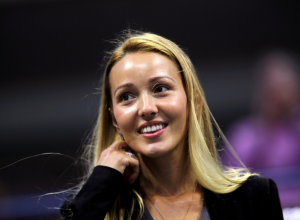 JELENA I NOVAK PROSTO SIJAJU ZAJEDNO: Njena duga haljina odiše otmenošću, dok su ove papuče u trendu već godinama