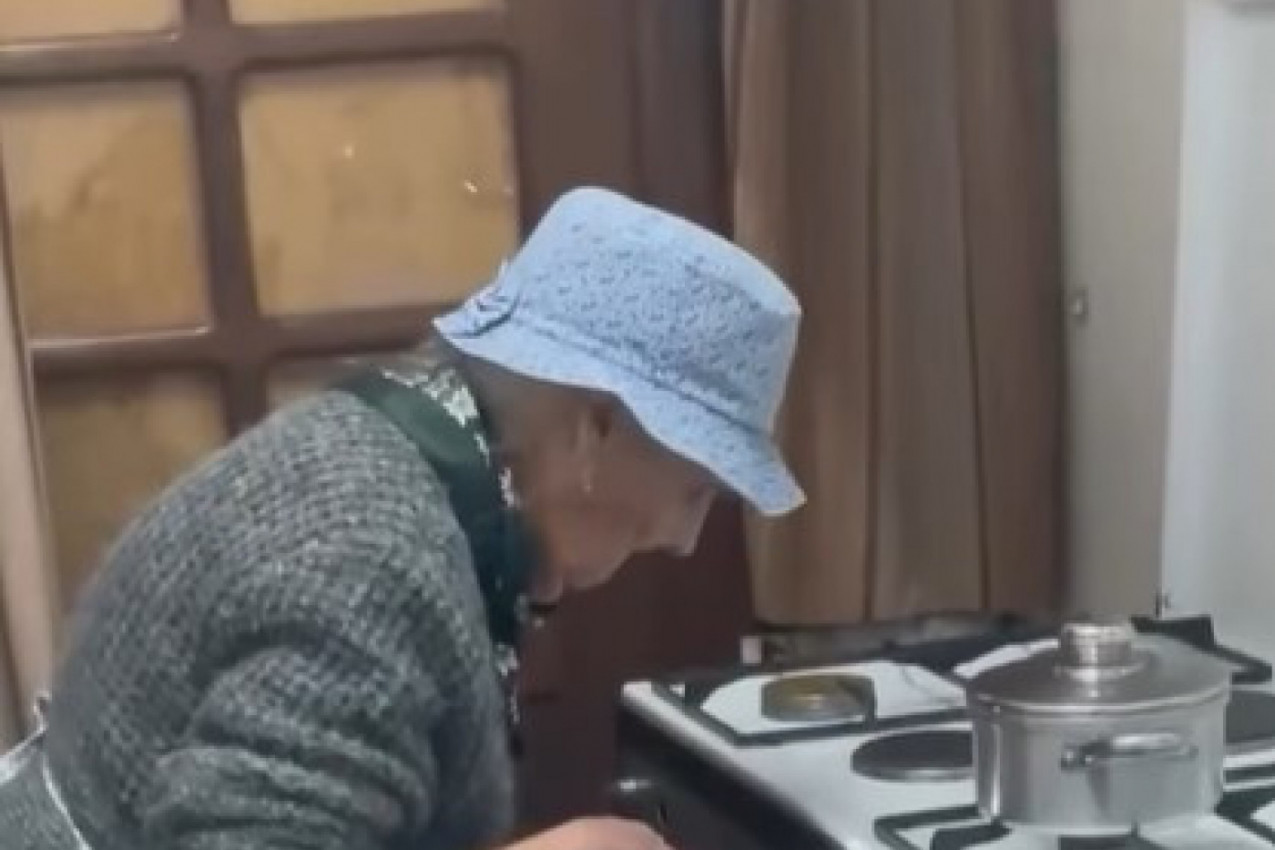 UNUKA SNIMILA BAKU KOJA JE OSVOJILA SRCA SVIH: Pogledajte šta ova starica radi i spremite se, biće suza!