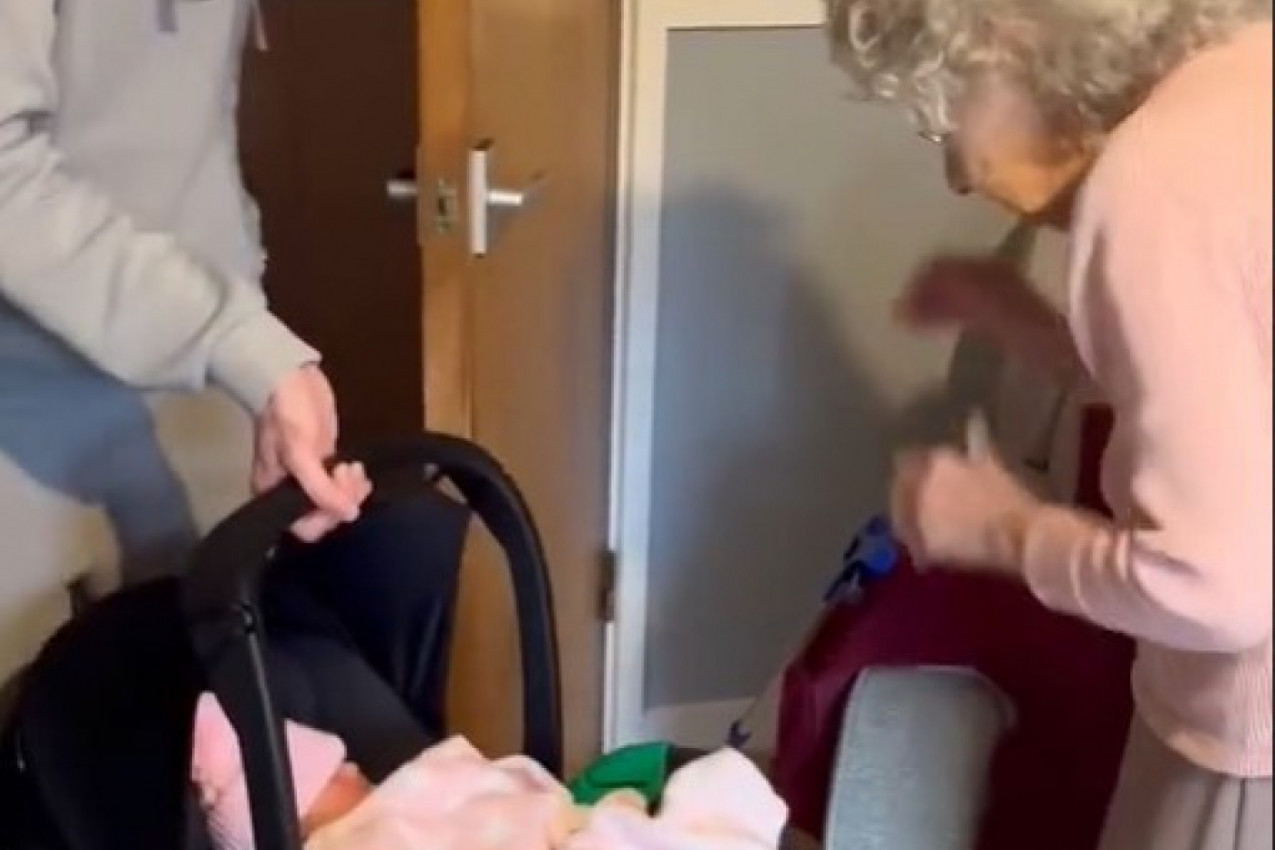 VIDEO KOJI TOPI SVA SRCA: Baka prvi put upoznaje praunuku i njena reakcija će i vas rasplakati!