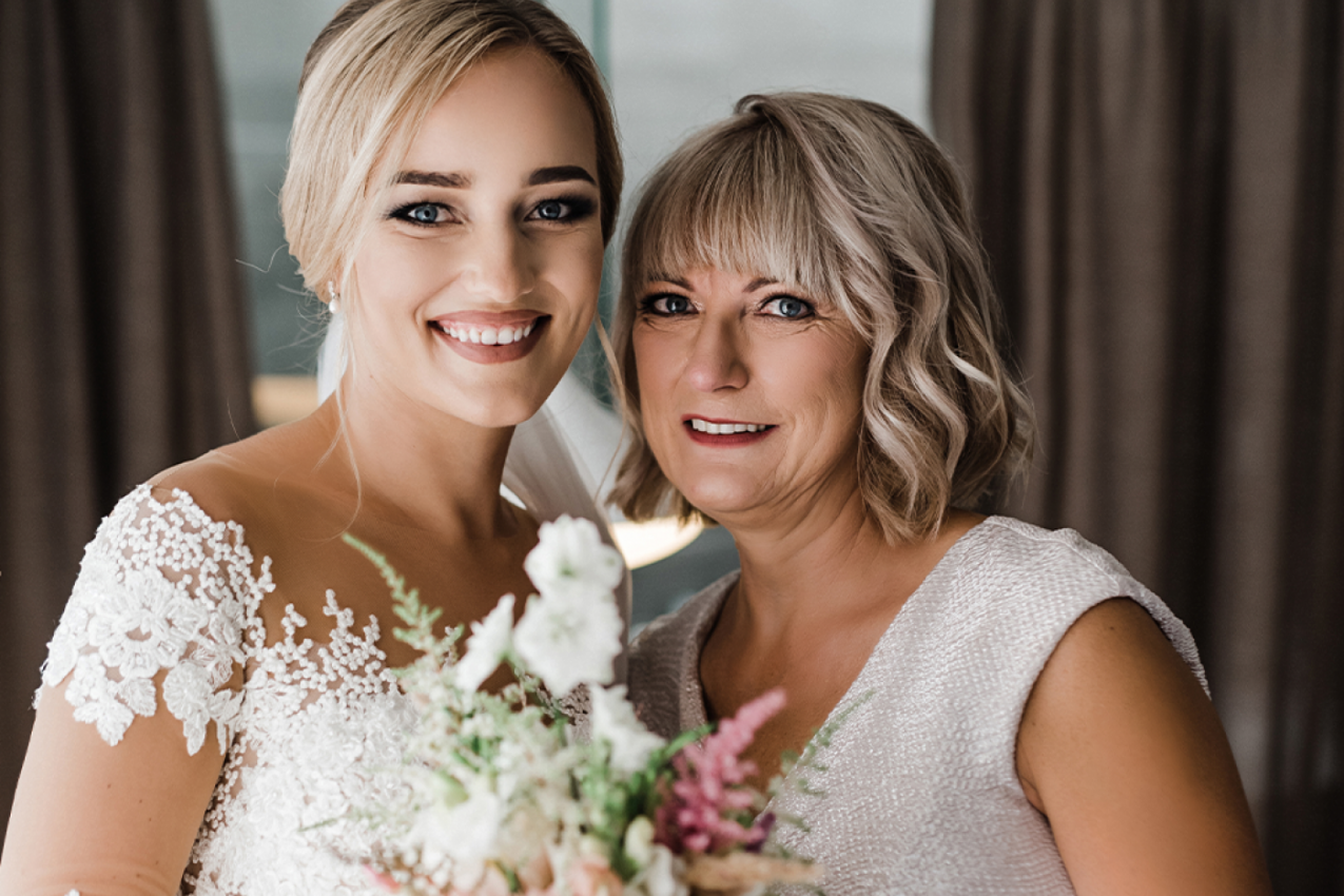 SVEKRVA SE POJAVILA NA SVADBI SINA U VENČANICI: Opušteno je čak i pozirala kao nevesta, dok su je svi zapanjeno gledali