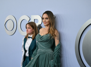 ANĐELINA IMA PORUKU ZA BIVŠEG SUPRUGA - i to na grudima! Novom tetovažom šalje mu tajni znak