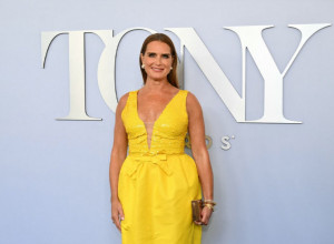 PRELEPA GLUMICA NA CRVENI TEPIH DOŠLA U GUMENIM KLOMPAMA: Naše babe ih nose kad idu u baštu, dok ona u njima sija!