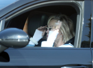 GLUMICA POKUŠAVA DA SAKRIJE LICE OD PAPARACA: Uočen jeziv ožiljak - posledica korekcija ili teške bolesti! (FOTO)