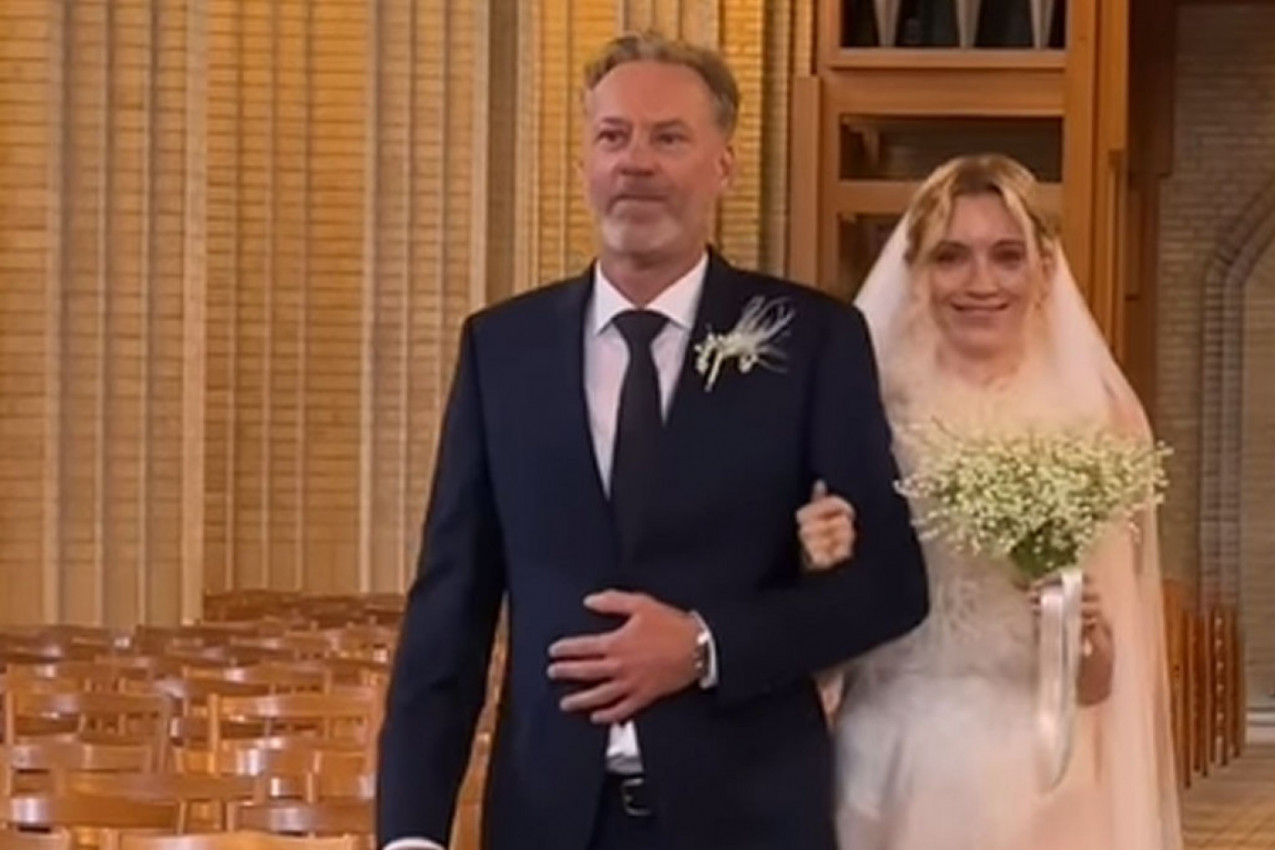 MLADA U CRKVI POKAZALA GOLU ZADNJICU: Zbog njene venčanice mreže gore, svi se pitaju gde joj je pamet (FOTO)