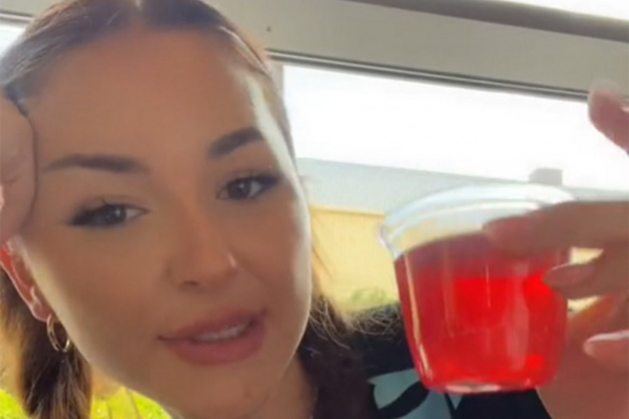 EVO KAKO DA POBEDITE STRAH OD LETENJA AVIONOM: Sve što vam treba su žele i maramica! (VIDEO)