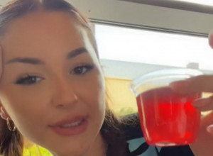 EVO KAKO DA POBEDITE STRAH OD LETENJA AVIONOM: Sve što vam treba su žele i maramica! (VIDEO)