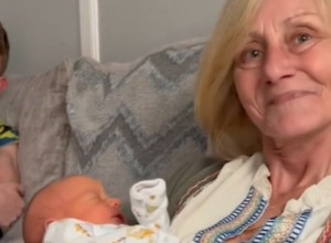 BAKA JE DRŽALA U NARUČJU UNUKA: Zet se pojavio sa još jednom bebom, a ona je vrisnula od šoka! (VIDEO)