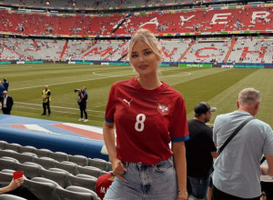 SRPKINJA BODRILA VERENIKA U NAKITU OD 91.000 EVRA, A KADA JE DAO GOL SKANDIRAJU "TO SOFIJA": Ona je bila zvezda tribina