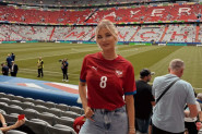 SRPKINJA BODRILA VERENIKA U NAKITU OD 91.000 EVRA, A KADA JE DAO GOL SKANDIRAJU "TO SOFIJA": Ona je bila zvezda tribina