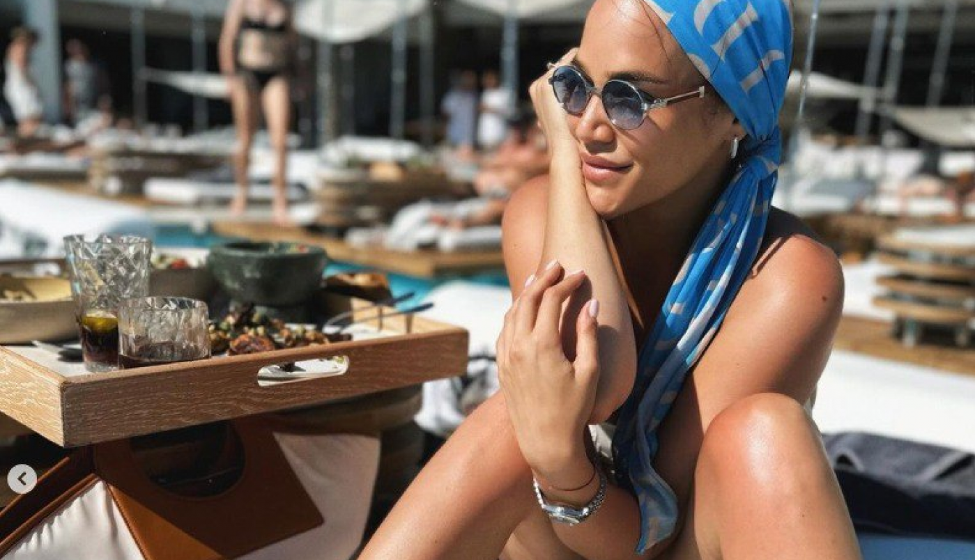 NAKON 40 DANA OD POROĐAJA PONOVO OSTALA U DRUGOM STANJU: Pevačica pokazala brutalnu formu i noge od kojih staje srce