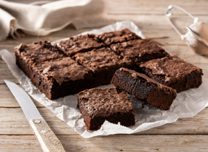 BRAUNI ZA PET MINUTA: Najlepši čokoladni kolač koji je hrskav spolja, a sočan iznutra