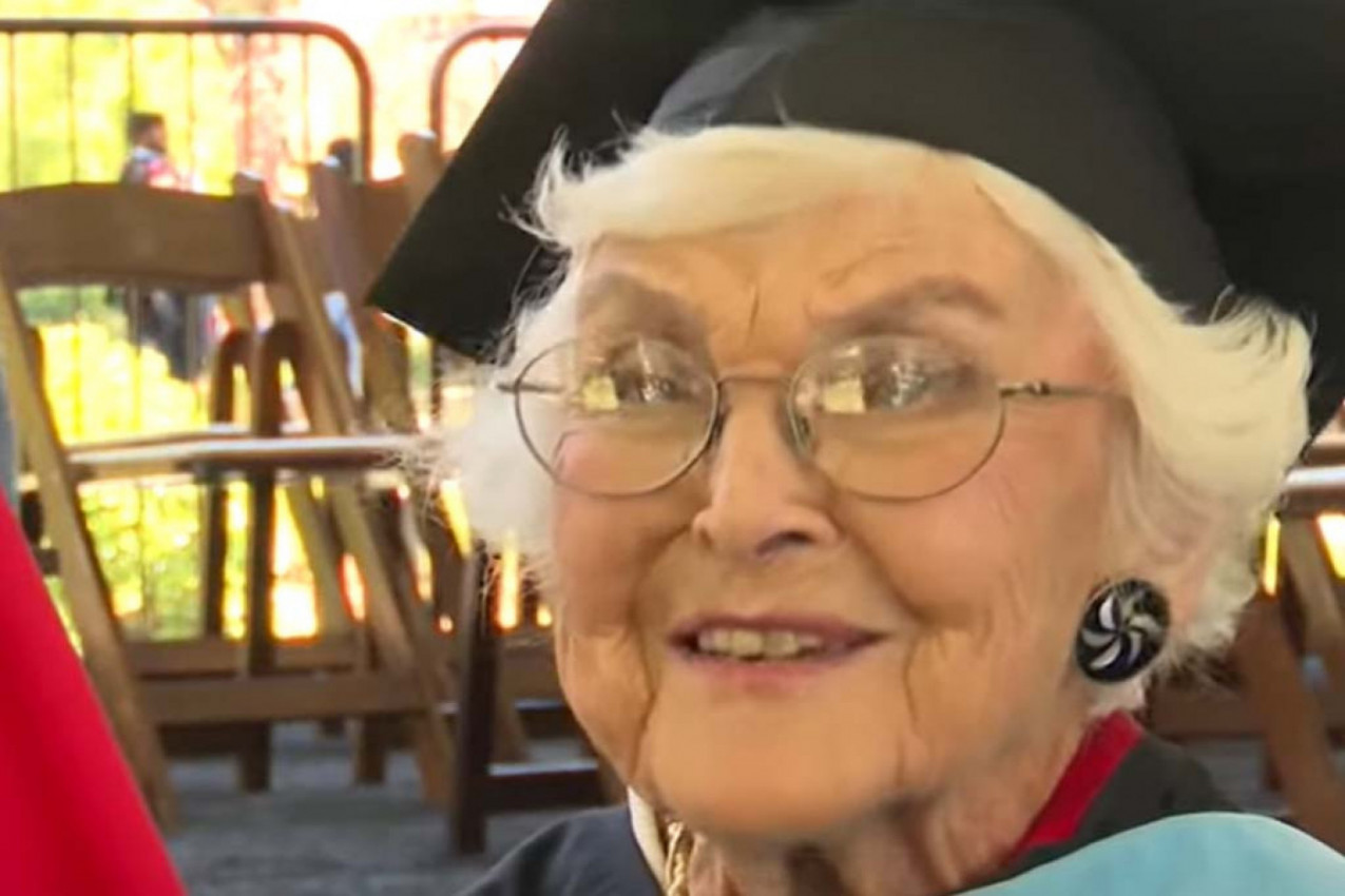 NAPUSTILA JE ŠKOLU DA BRINE O PORODICI, A SA 105 GODINA UZELA DIPLOMU: Posle 8 decenija se vratila u studentske klupe