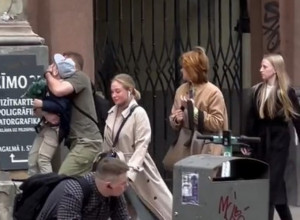 PRED OČIMA PROLAZNIKA OTEO DETE: Niko se nije osvrtao, prolaznici su išli svojim putem, a ona je krenula za njim! (VIDEO)