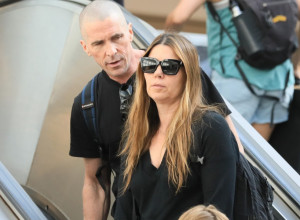 ŠTA SE DOGODILO SRPSKOM ZETU: Čuveni glumac ćelav, čudno se ponaša, a nju ne prestaje da grli! (FOTO)